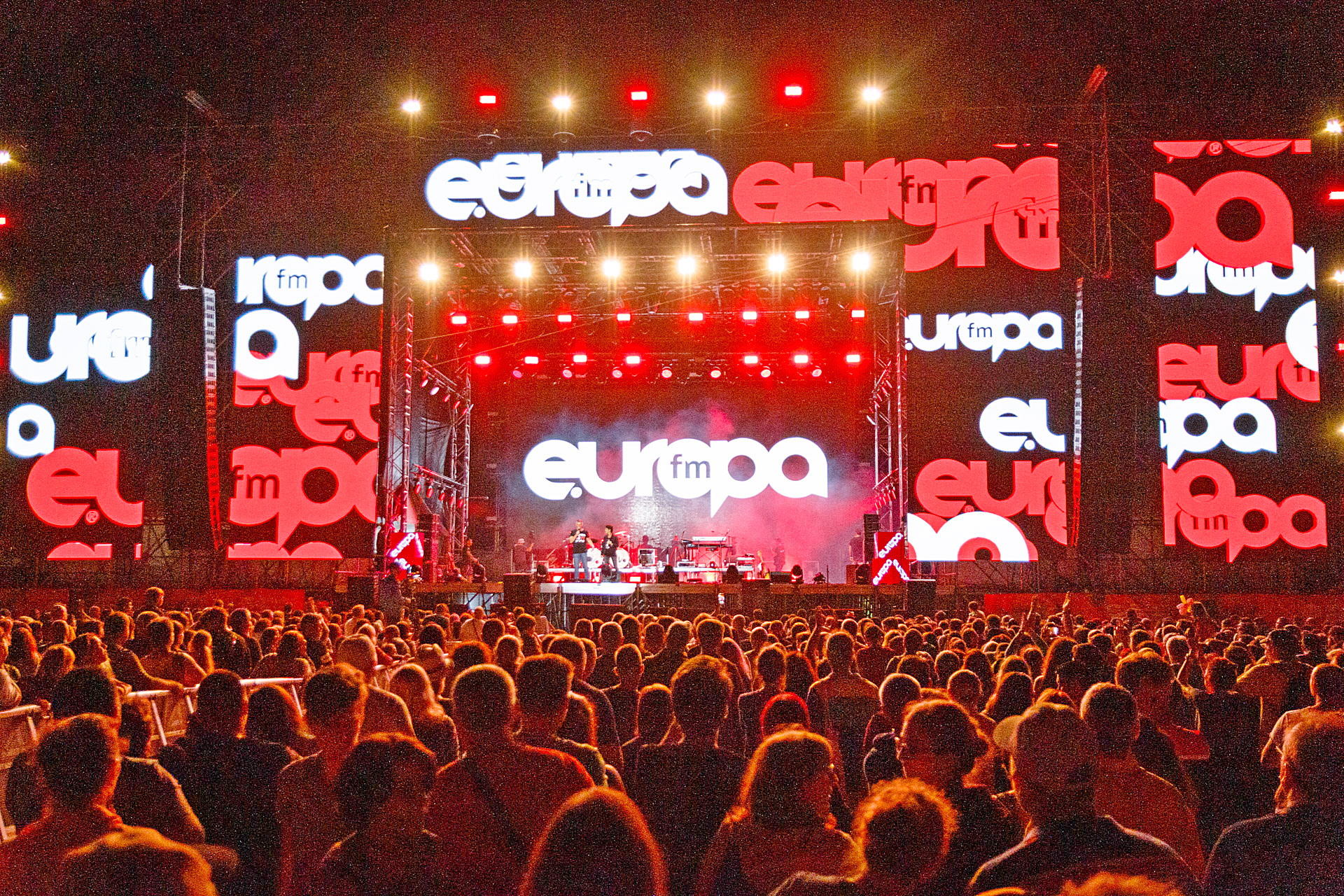 Video Pop Rockul Autohton E Live Pe Plajă In August La Europa